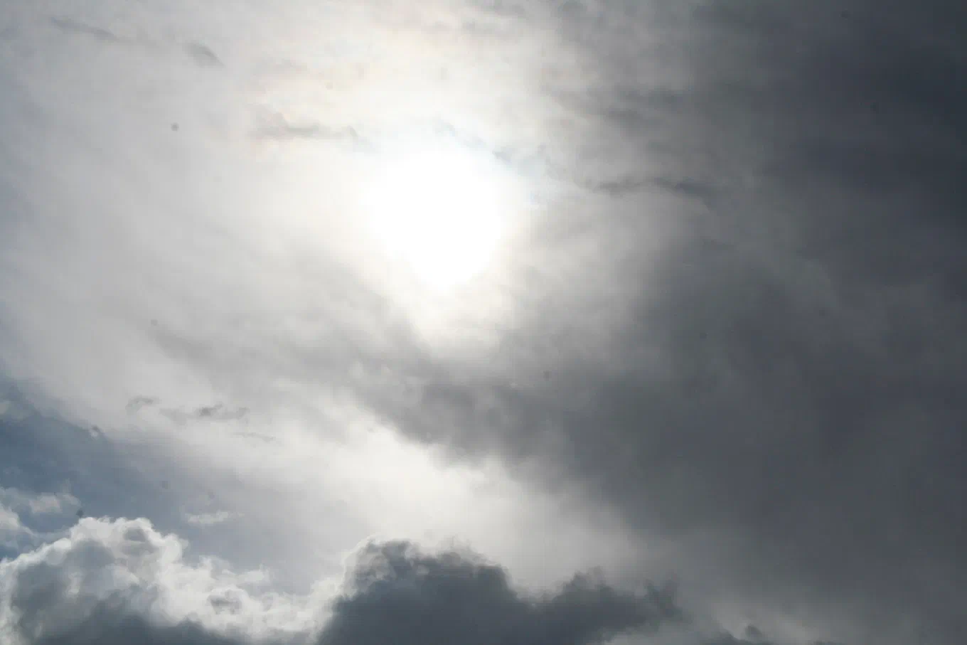 Cielo nublado, con el sol detrás de las nubes