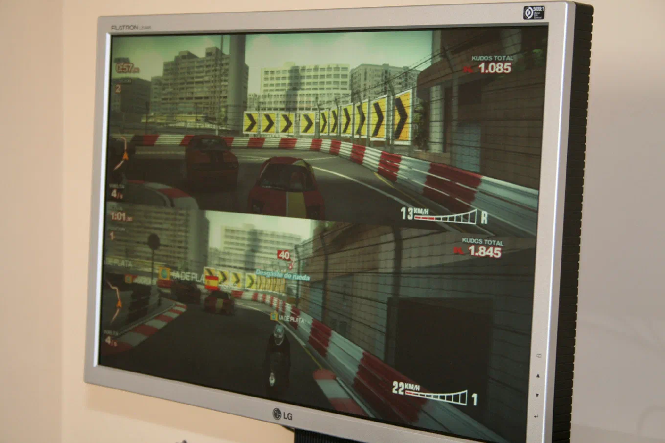Un juego de carreras en la pantalla de un monitor