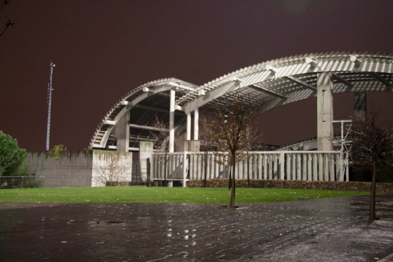 Una pérgola iluminada de noche en un parque