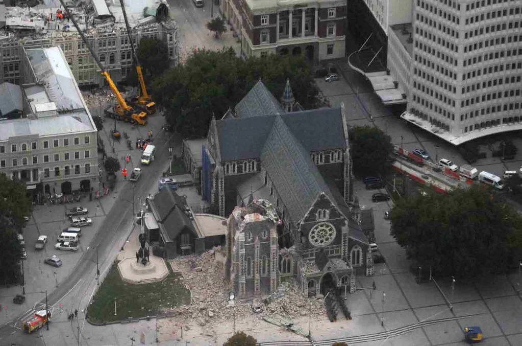 Vista aérea de la catedral de Christchurch tras el terremoto de febrero de 2011, con la torre derrumbada