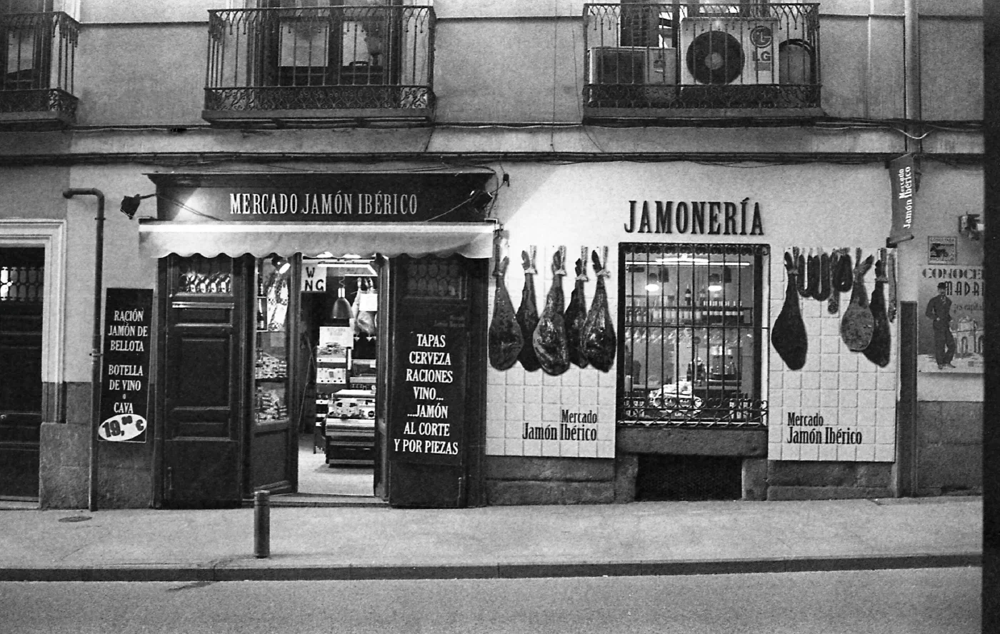 Black and white picture of a jamonería facade in Madrid